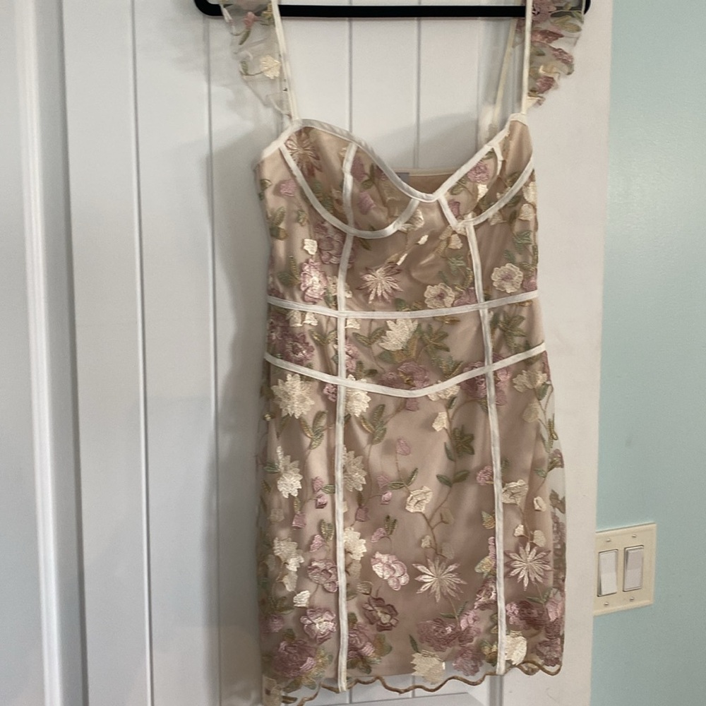 Tobi floral dress size small. Worn once.